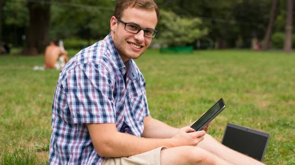 Tablet ile genç bir öğrenci — Stok fotoğraf