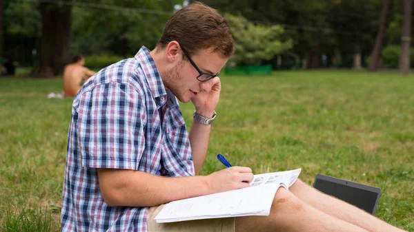 Estudiar al aire libre con cuaderno — Foto de Stock