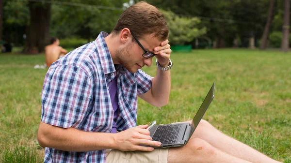 Student sitzt mit Laptop — Stockfoto