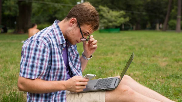 Étudiant avec ordinateur portable — Photo