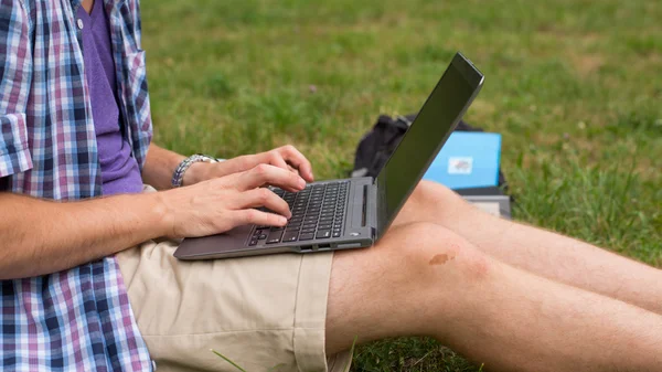 Estudante com laptop — Fotografia de Stock