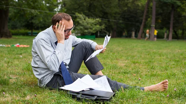 Zakenman op gras — Stockfoto