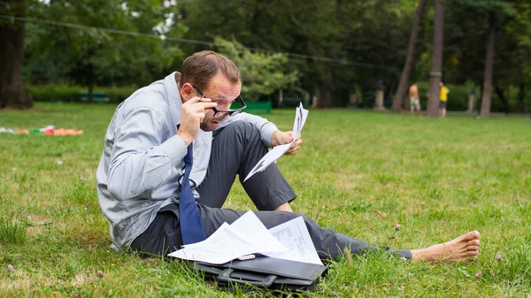 Mann im Park mit Geldscheinen — Stockfoto