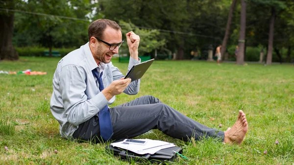 Man met tablet — Stockfoto