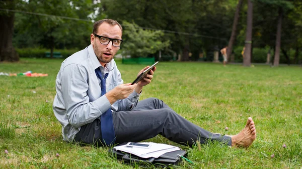 Homme d'affaires sur l'herbe — Photo