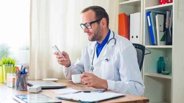 Doktor s mobilním telefonem — Stock fotografie