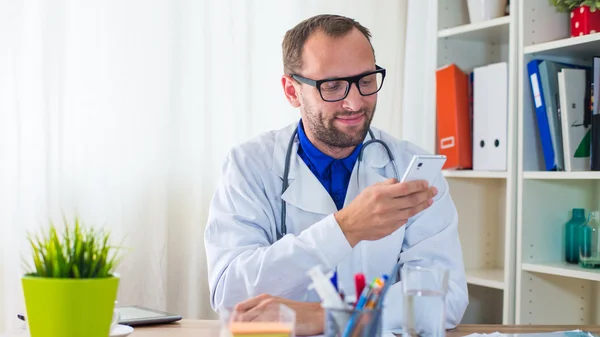 Medico con cellulare — Foto Stock