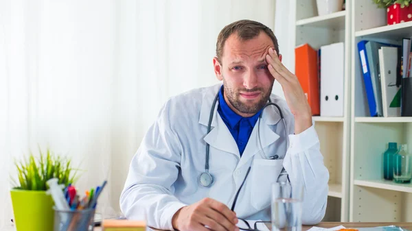 Médico con dolor de cabeza —  Fotos de Stock