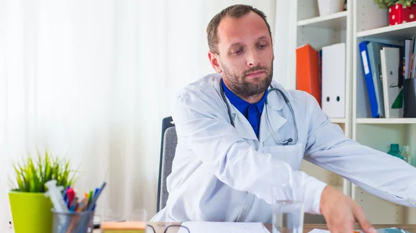 Jonge dokter in office — Stockfoto