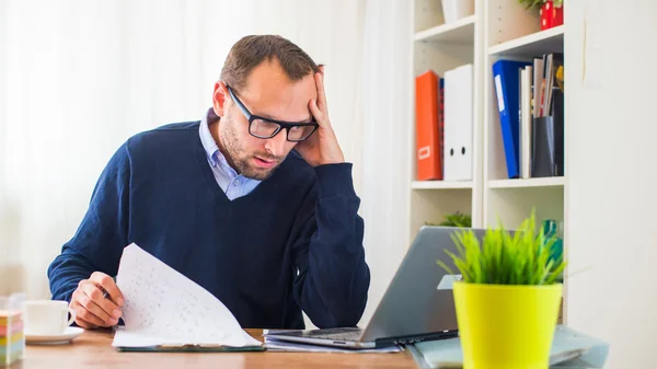 Worried man with laptop — Stock Photo, Image
