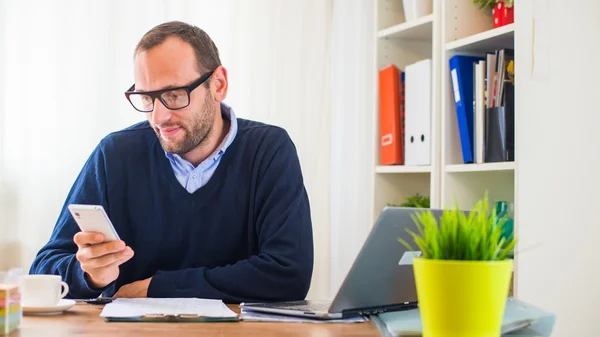 Kaukasische man met telefoon — Stockfoto