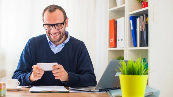 Hombre trabajando en el escritorio — Foto de Stock