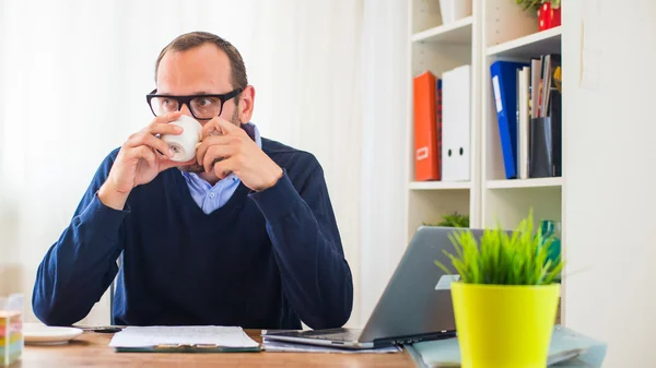 Homme buvant du café — Photo