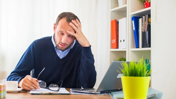 Hombre de negocios con dolor de cabeza —  Fotos de Stock