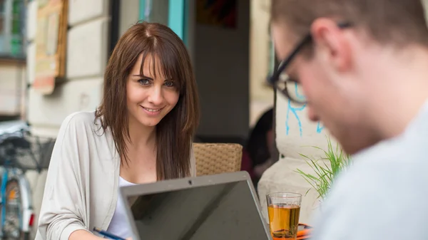 Hombre y mujer en la cafetería — Foto de Stock