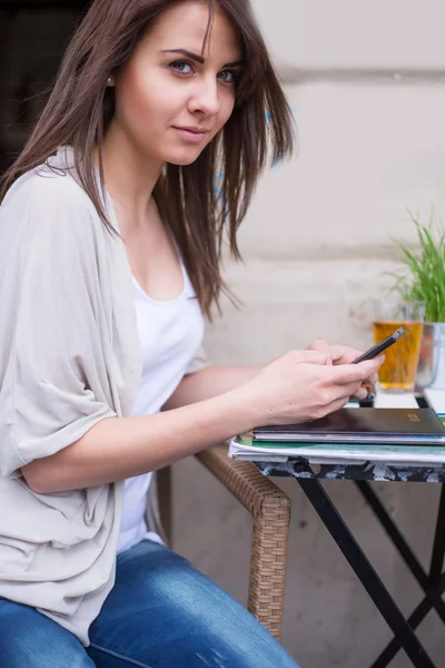 Vrouw met mobile — Stockfoto