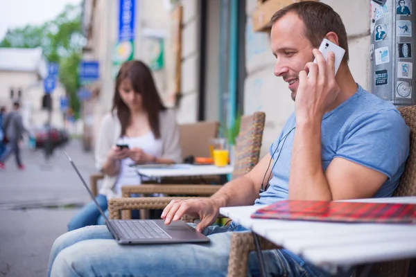 Man met laptop — Stockfoto