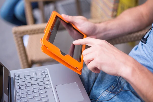 Man with tablet — Stock Photo, Image