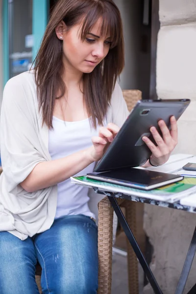 Mujer con tableta —  Fotos de Stock