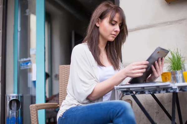 Frau mit Tablet — Stockfoto