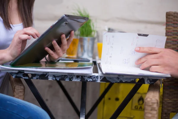 Notizen und Tablet — Stockfoto