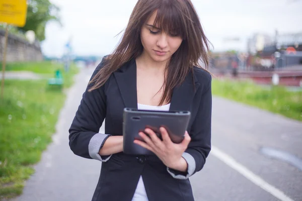 タブレットを持った女性は — ストック写真