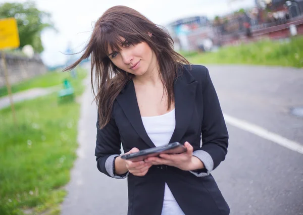 Vrouw met tablet — Stockfoto