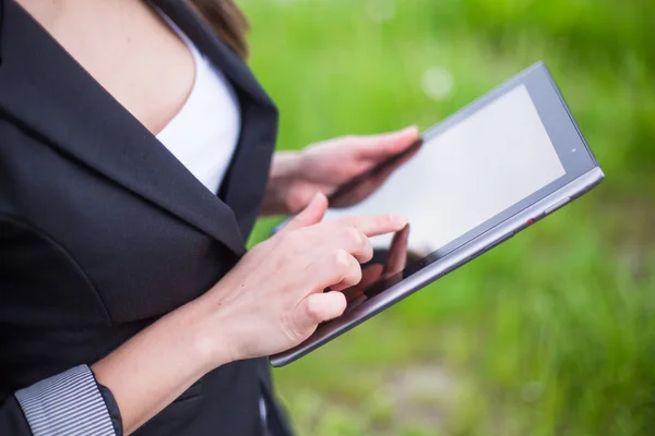 Wandelen met Tablet PC — Stockfoto