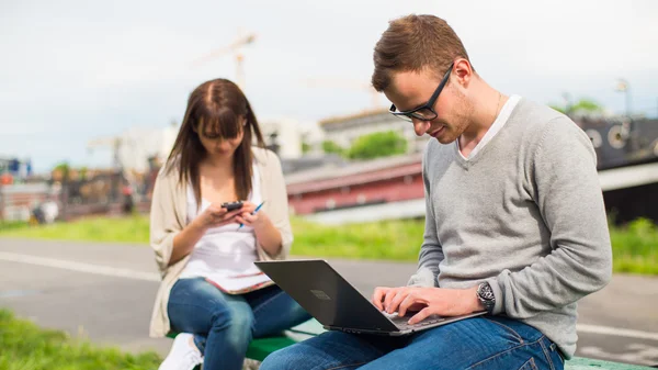 Studentům studium v parku — Stock fotografie