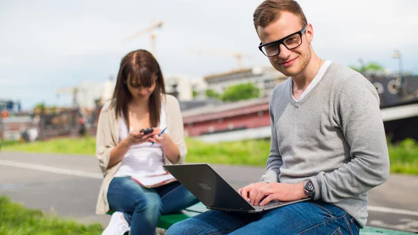 Studenter studerar i park — Stockfoto