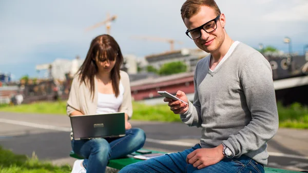 Studenter studerar i park — Stockfoto