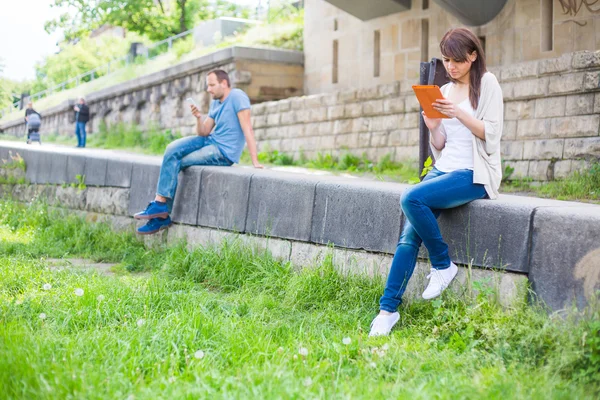 Tabletli kadın — Stok fotoğraf