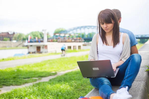 Vrouw met laptop — Stockfoto