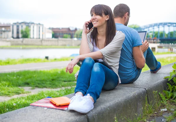 Kadın telefonu ile — Stok fotoğraf