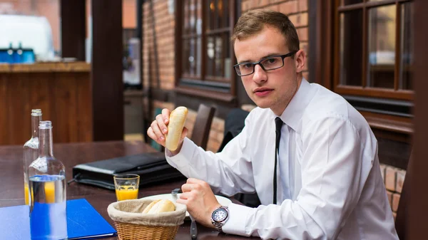 Businessman eating — Stock Photo, Image