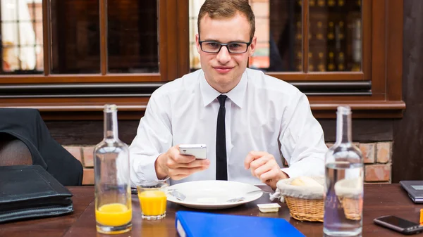 Homme d'affaires souriant avec smartphone — Photo