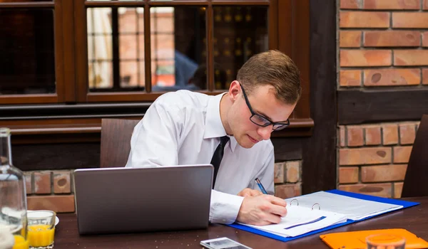 Zakenman in restaurant — Stockfoto