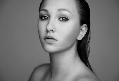 ıslak saçlı esmer