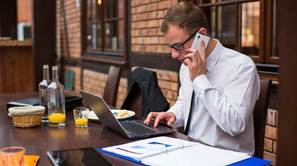 Homme d'affaires au restaurant — Photo