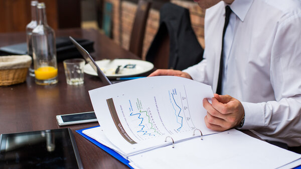 Бизнесмен в ресторане
