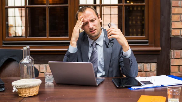 Affärsman med huvudvärk — Stockfoto