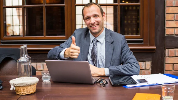 Geschäftsmann zeigt Daumen hoch — Stockfoto