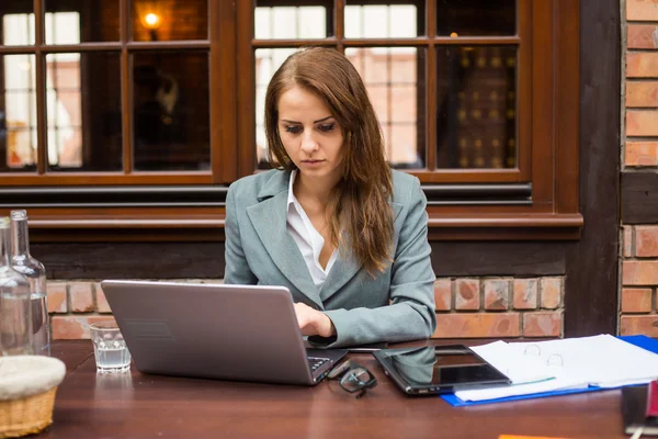 Femme d'affaires avec ordinateur portable — Photo