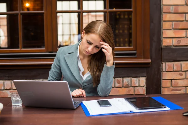 Femme d'affaires fatiguée travaillant dans un restaurant — Photo