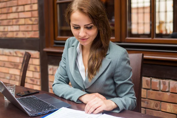 Affärskvinna i restaurang med laptop — Stockfoto