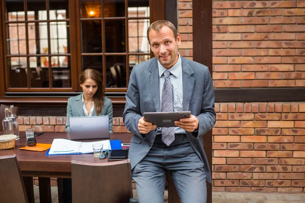 Lavorare sodo capo con la sua segretaria — Foto Stock