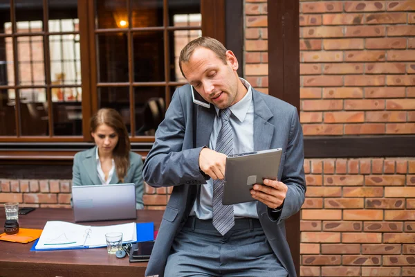 Ciężkiej pracy szefa z jego sekretarz — Zdjęcie stockowe