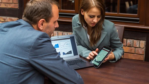 Businessman and businesswoman discussing — Stock Photo, Image