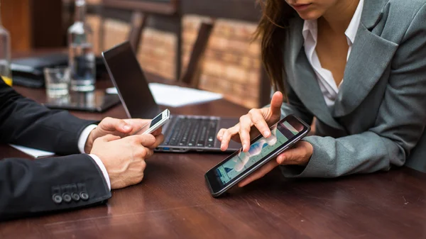 Ruce s tablety a mobilní telefon — Stock fotografie