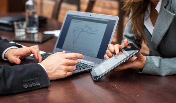 Mãos com laptop e tablet móvel — Fotografia de Stock